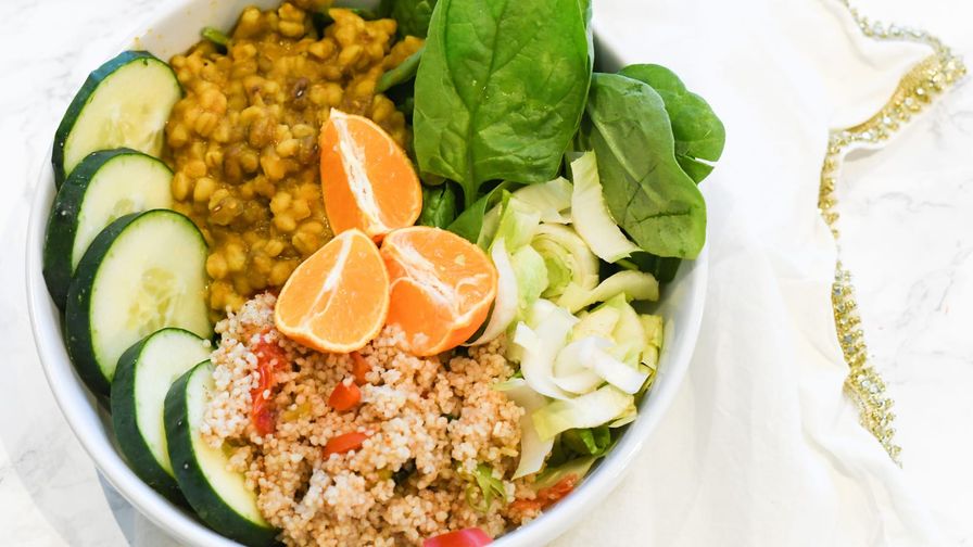 Bowl de garbanzos y verduras servido en un plato con presentación sencilla.
