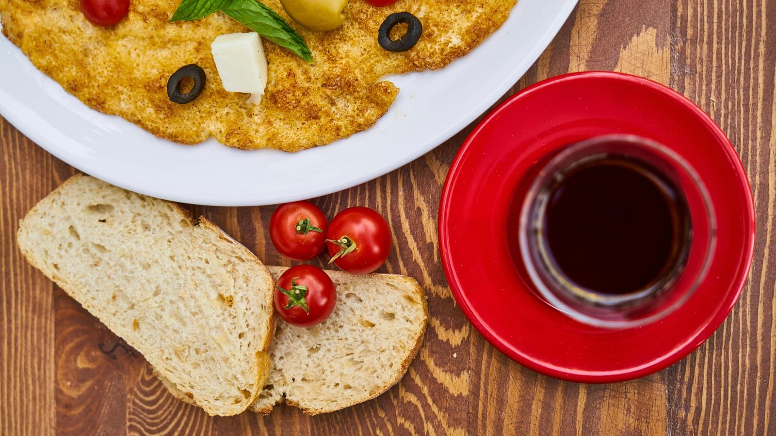 Tortilla de claras con tomate servido en un plato con presentación sencilla.