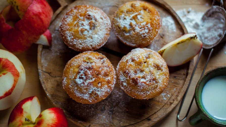 Muffins caseros con manzana servidos sobre una mesa.