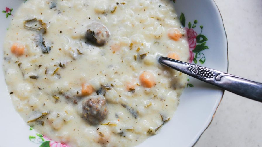 Sopa de verduras y legumbres servido en un plato con presentación sencilla.