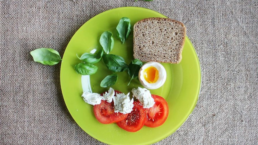 Huevos cocidos con pomelo servido en un plato con presentación sencilla.