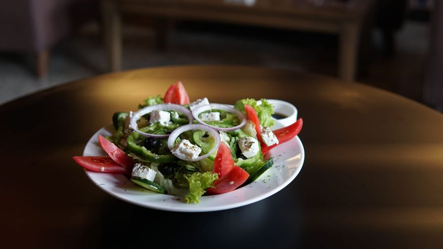 Ensalada de pollo y pepino servido en un plato con presentación sencilla.