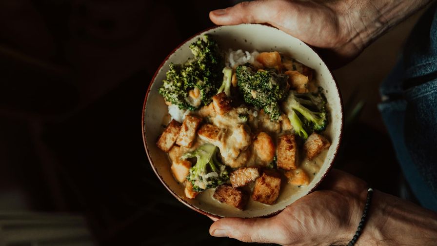 Tofu salteado con brócoli servido en un plato con presentación sencilla.