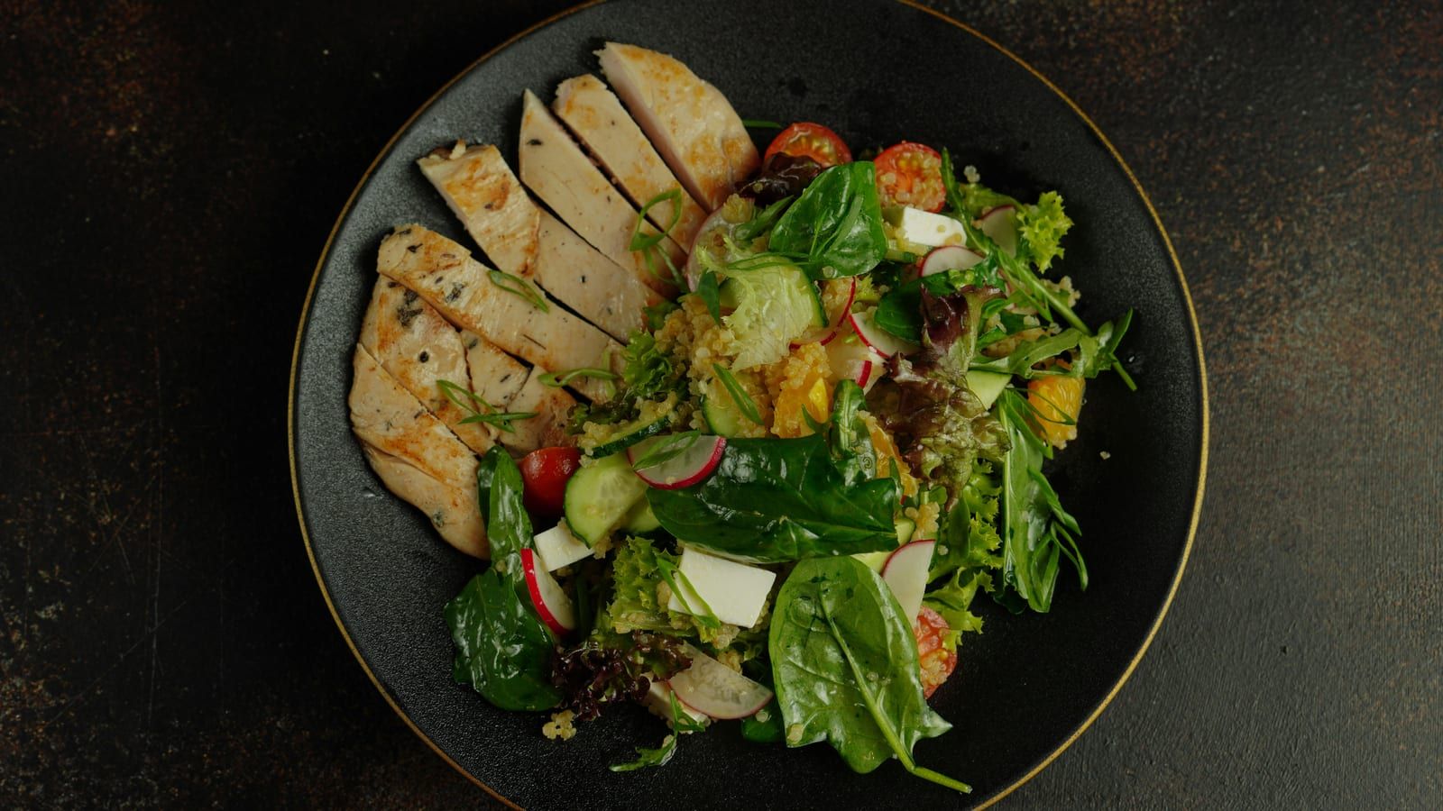 Alcachofas con pollo y limón servido en un plato con presentación sencilla.