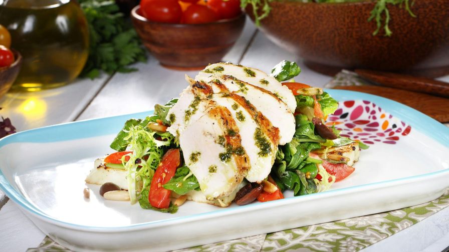 Pollo a la plancha servido con ensalada verde y verduras frescas.