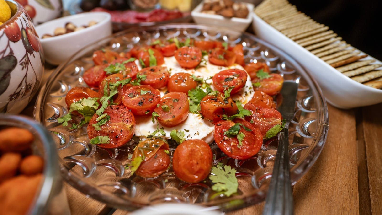 Ensalada de alcachofa, tomate y huevo servido en un plato con presentación sencilla.
