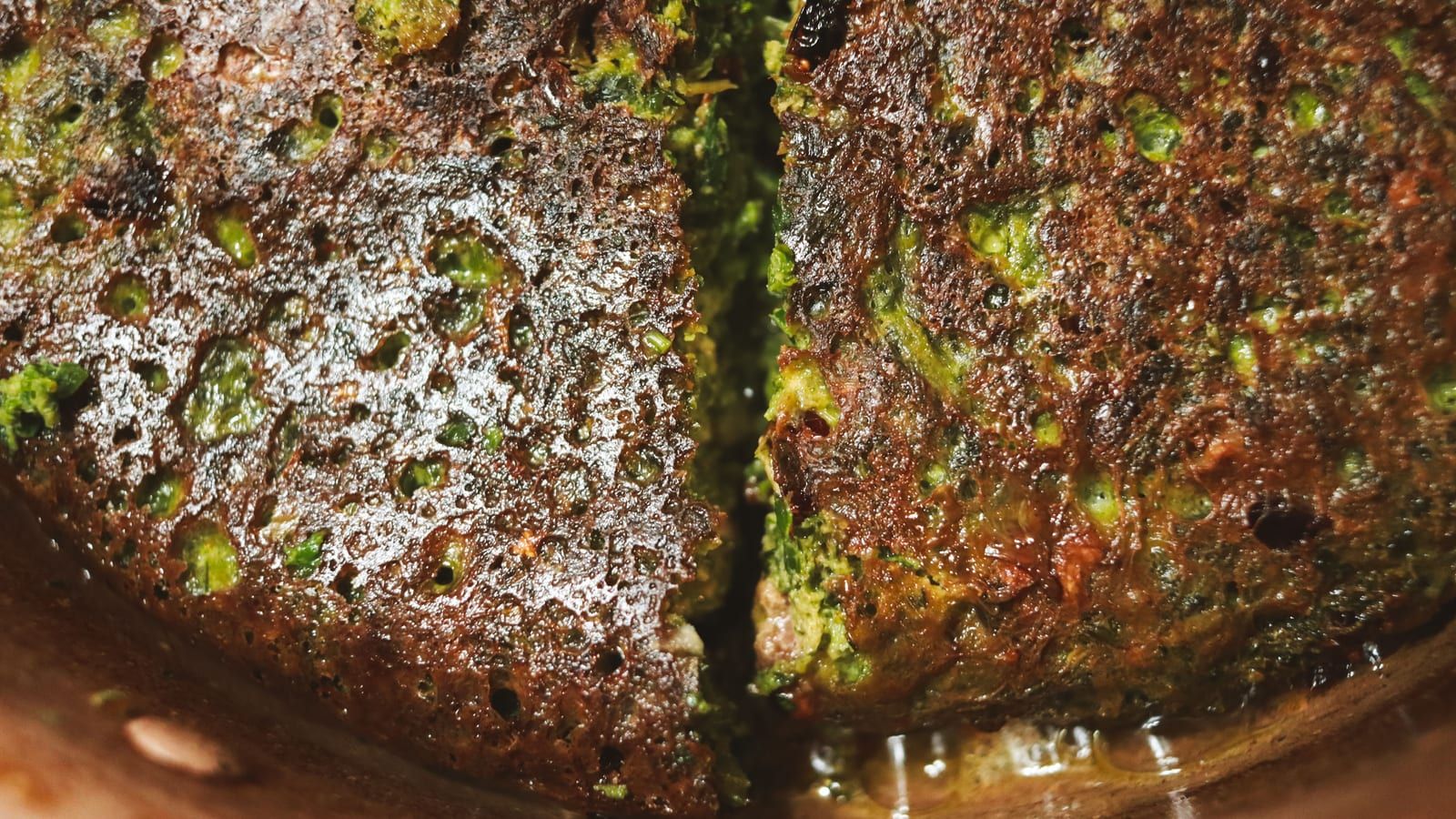 Tortilla de espinacas servido en un plato con presentación sencilla.