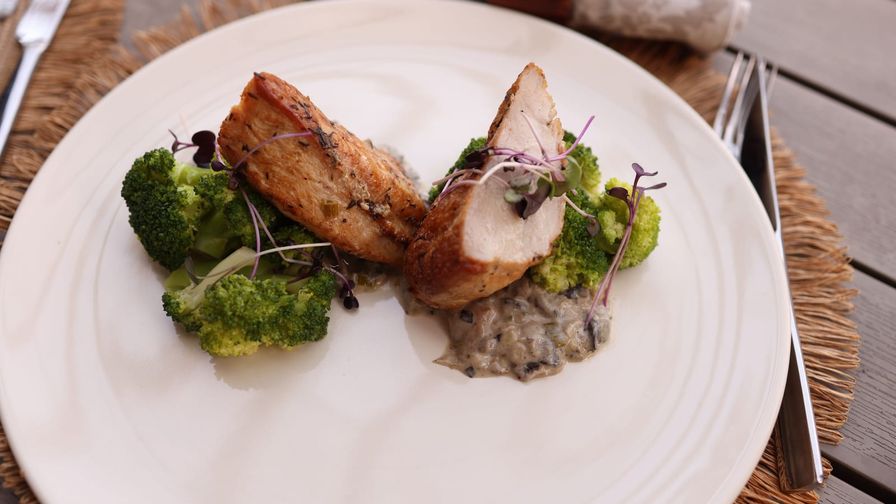 Pavo con brócoli al vapor servido en un plato con presentación sencilla.