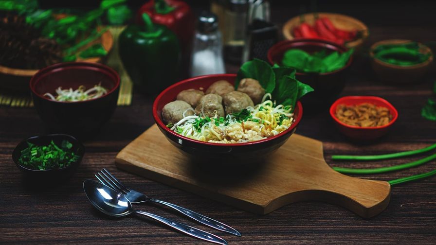 Albóndigas de carne servidas en un plato con salsa.