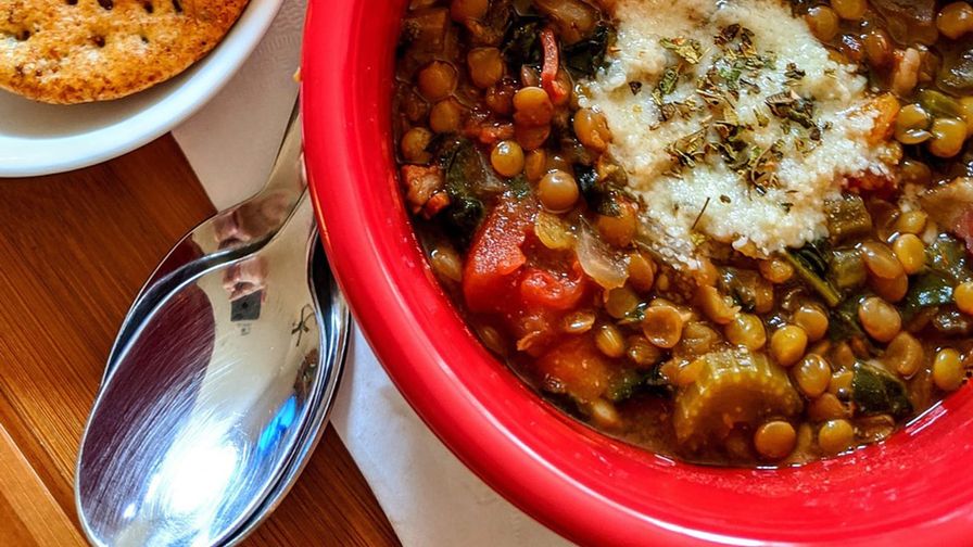 Plato de potaje de lentejas con verduras.