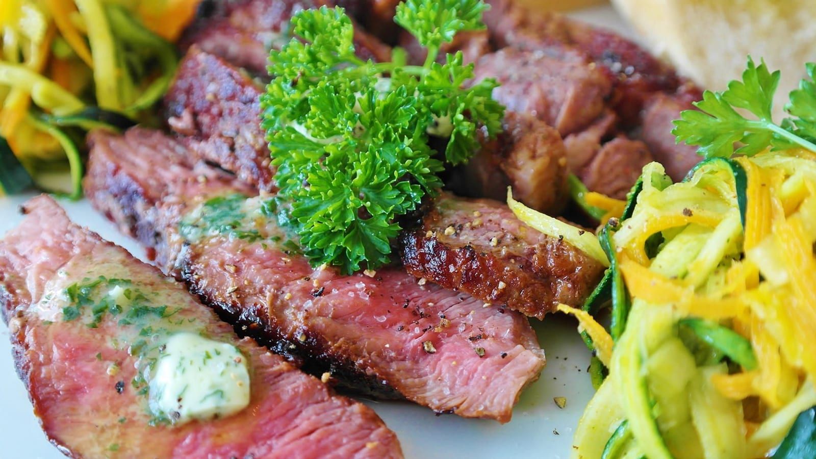 Sartén de ternera con verduras servido en un plato con presentación sencilla.