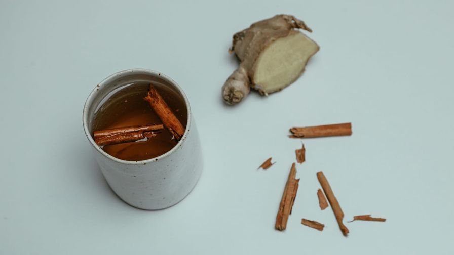 Té con canela y jengibre servido en una taza.