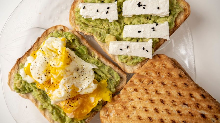 Tostada de aguacate y huevo servido en un plato con presentación sencilla.