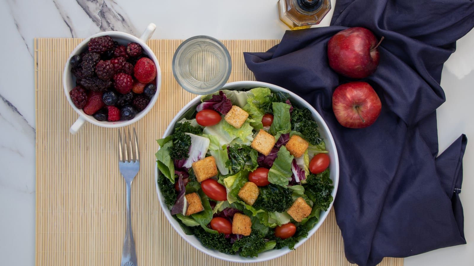 Ensalada de manzana y nueces servido en un plato con presentación sencilla.