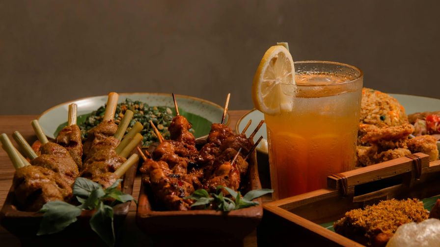 Brochetas de sandía y pollo servido en un plato con presentación sencilla.