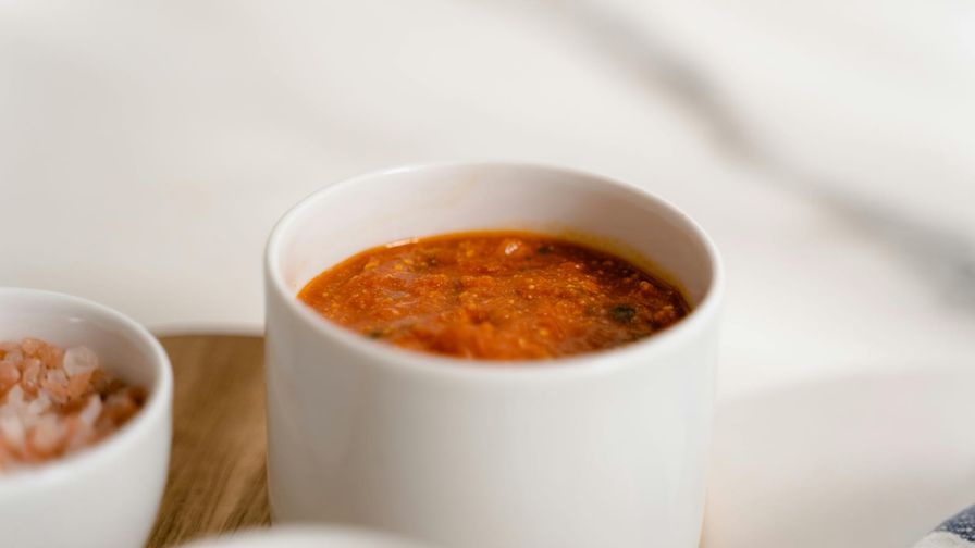 Queso fresco con tomate y orégano servido en un plato con presentación sencilla.