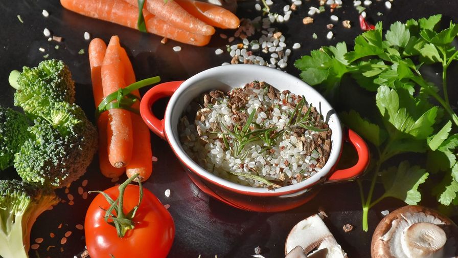 Arroz con verduras y calabacín servido en un plato con presentación sencilla.