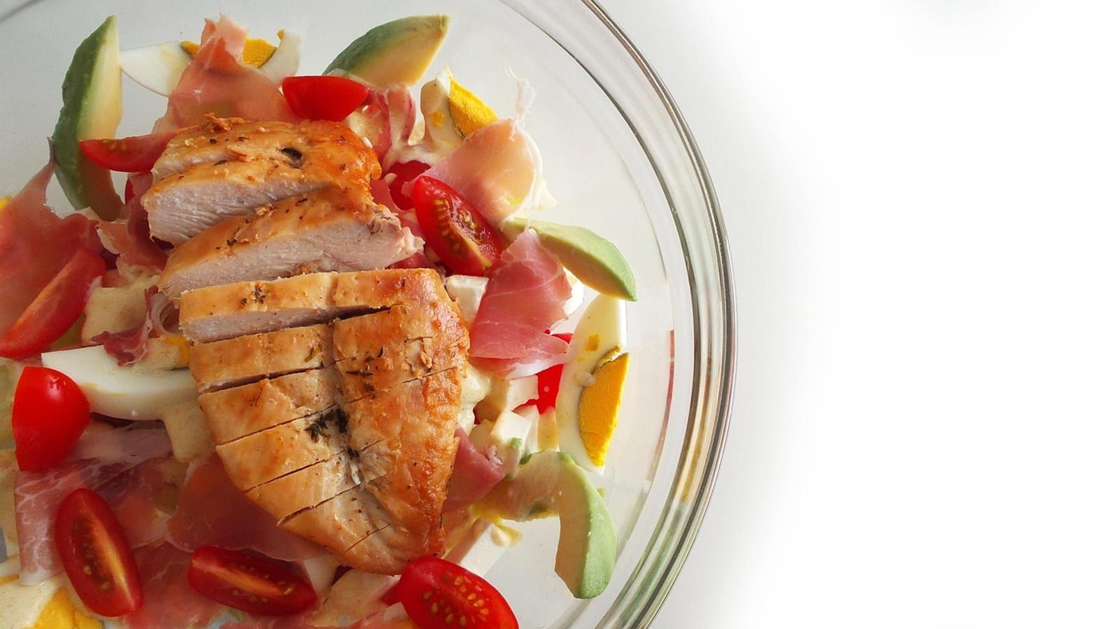 Ensalada de huevo y aguacate servido en un plato con presentación sencilla.
