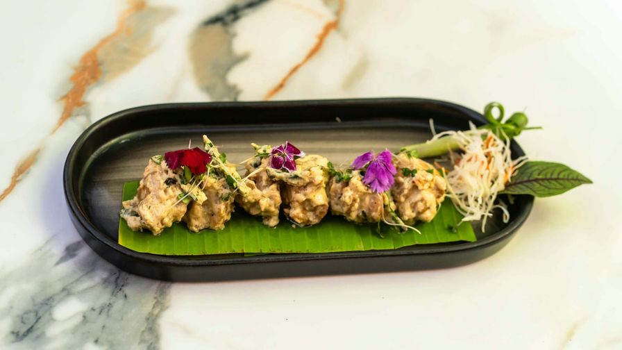 Ensalada de pollo con almendras servido en un plato con presentación sencilla.