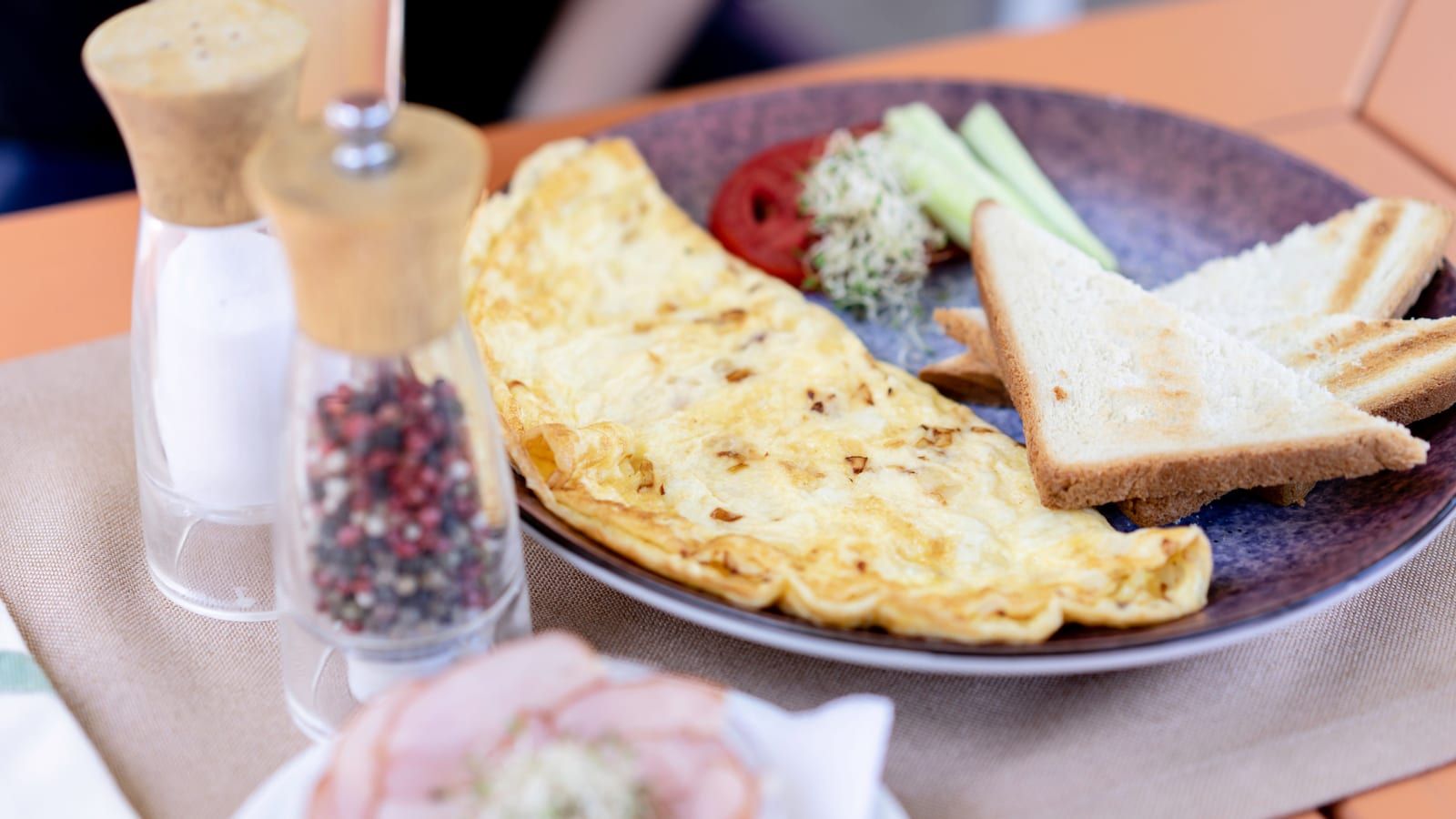 Tortilla de claras con espinacas servido en un plato con presentación sencilla.