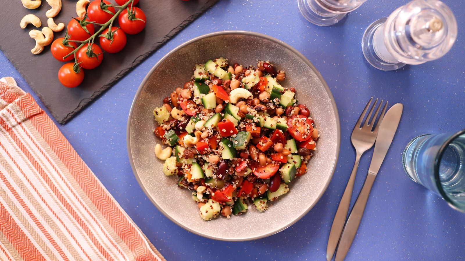 Bol de garbanzos con pavo servido en un plato con presentación sencilla.