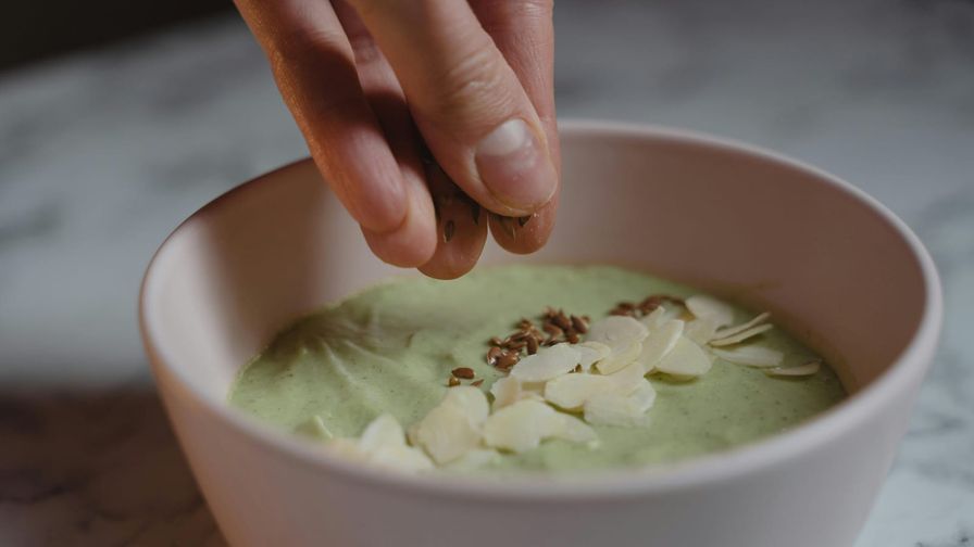 Crema de calabacín con almendras servido en un plato con presentación sencilla.