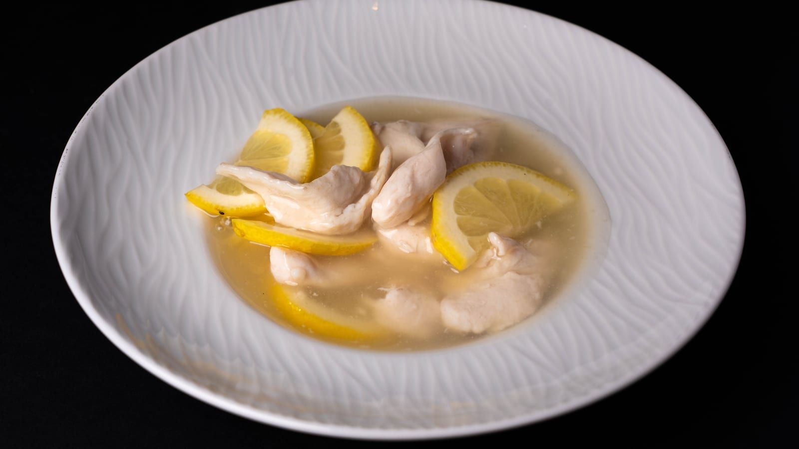 Pollo al limón con romero servido en un plato con presentación sencilla.