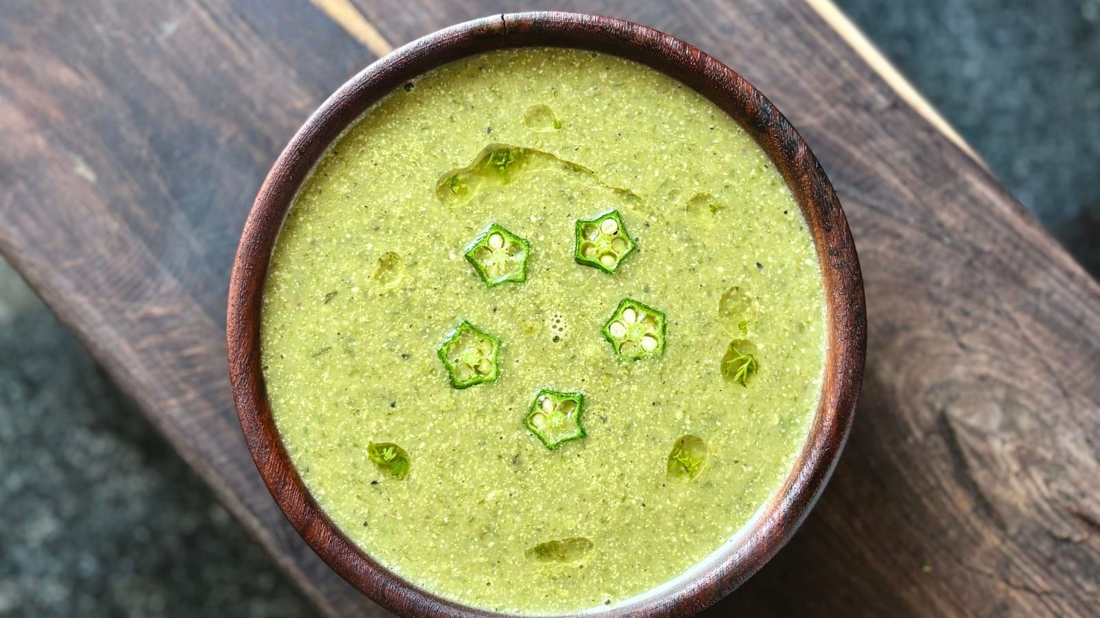 Crema de calabacín y espinacas servido en un plato con presentación sencilla.