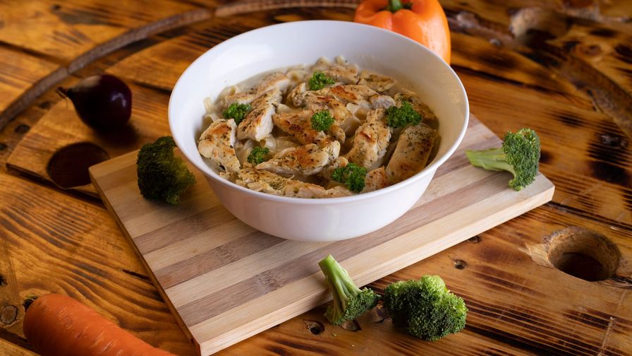 Pollo al horno con brócoli servido en un plato con presentación sencilla.
