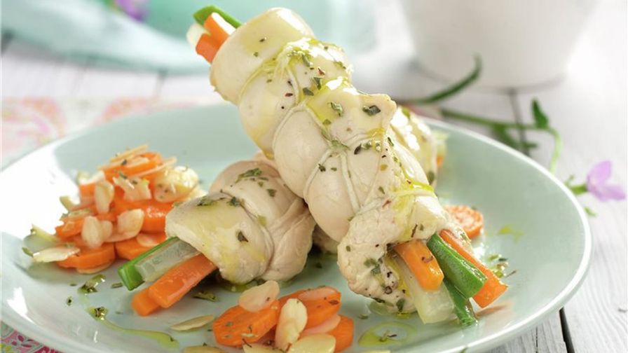 Rollos de pollo rellenos con zanahoria servidos en un plato.